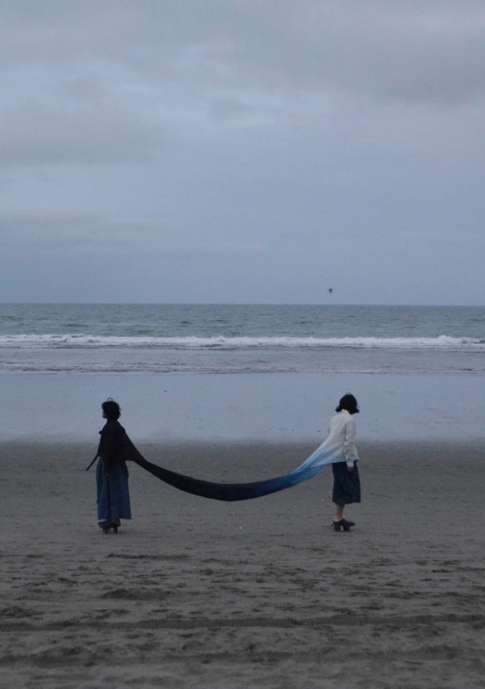 우리 아래로 물이 말없이 흐른다 Water flows wordlessly beneath us