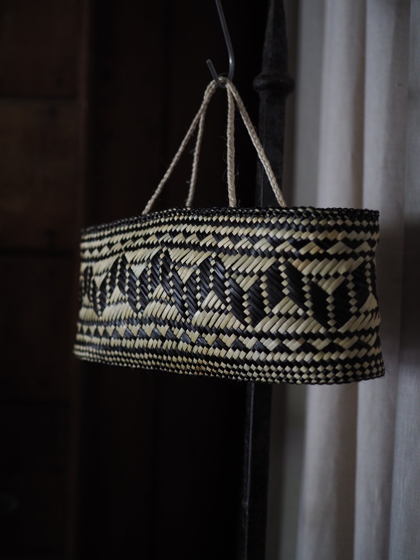 Ngā Pae Maunga (Mountain Range - black and natural)