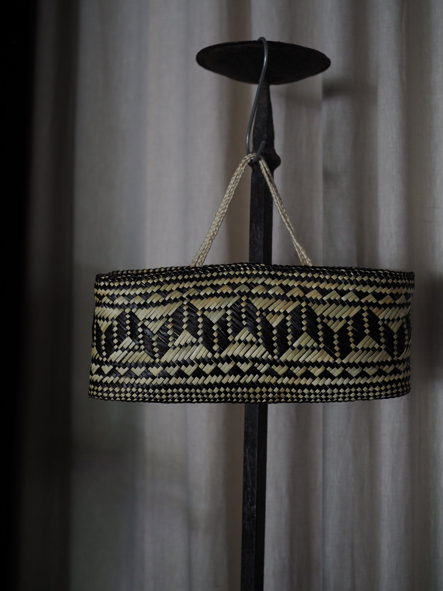 Ngā Pae Maunga (Mountain Range - black and natural)