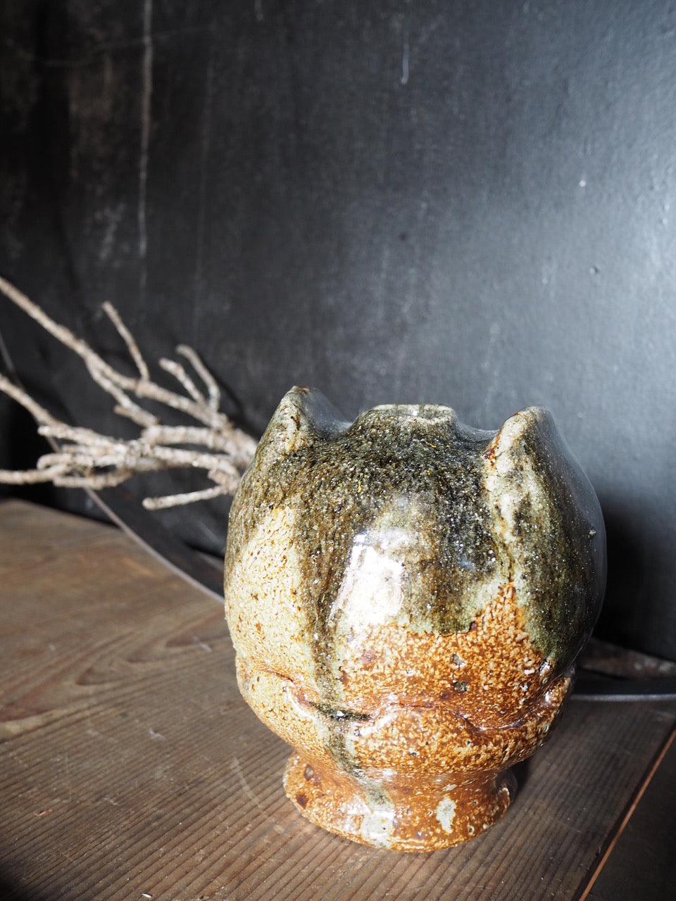 Pedistal Birdy with green glaze vase