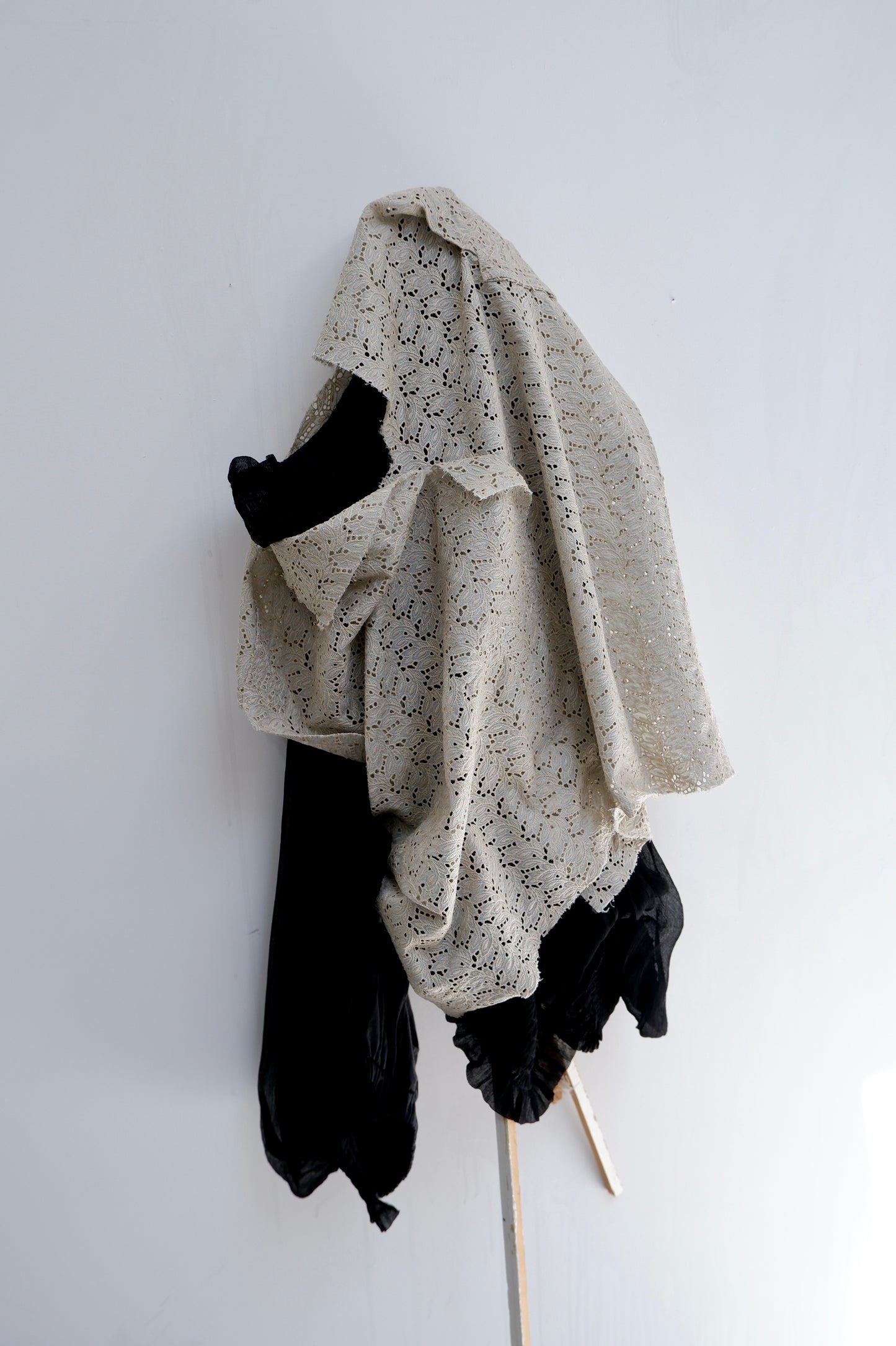 Broidery anglaise short sleeve top w. hand-stitching